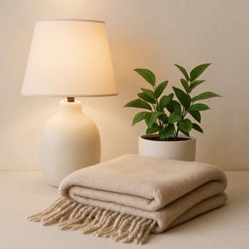 Yataq otağında divar lampası, bitki və kitablarla sakit raf seti