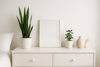 Yataq otağı komodu üzərində minimal dekor və bitki xətti