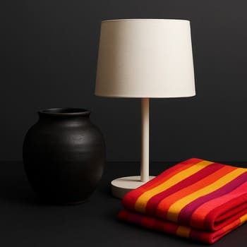 Contrast xətti üçün tünd fon, işıq şüası və kəskin siluetli dekor seti