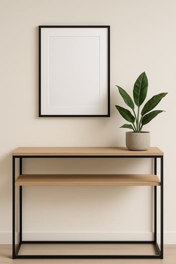 Dəhliz konsol masası, güzgü və kiçik otaq bitkisi ilə kompozisiya