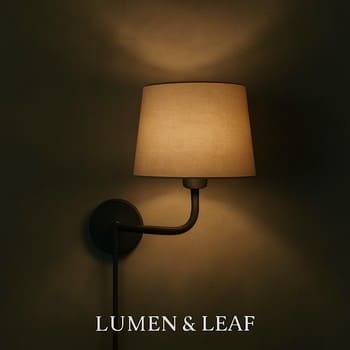 Mətbəx pəncərəsi üzərində yaşıl ot kasaları və işıqlandırma ilə paylaşım