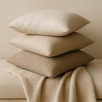 Ev ofisində bitki və işıq balansı ilə paylaşılan masa kompozisiyası