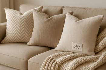 Yumşaq divan, plaid və dekor yastıqları ilə isti oturma küncü