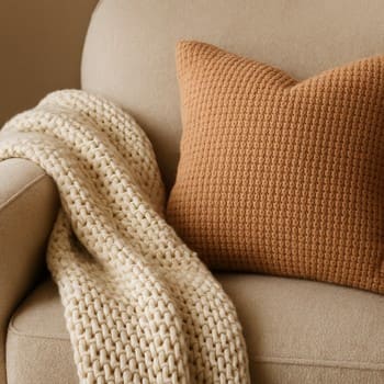 Kreslo yanında plaid, yastıq və otaq bitkisi ilə tekstil duet seti