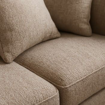 Divan üstündə müxtəlif teksturalı dekor yastıqların yaxın plan görüntüsü