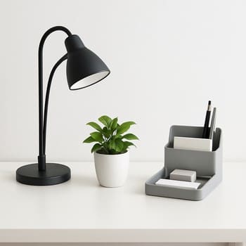 Ev ofis masasında monitor, klaviatura və kiçik bitki ilə fokus seti