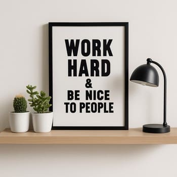 Ev ofisində yan rəfdə kitablar, pinco kasalar və sakit otaq bitkisi